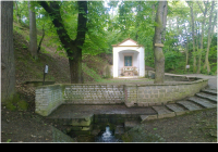 Kaplička u studánky v Lysolajích.